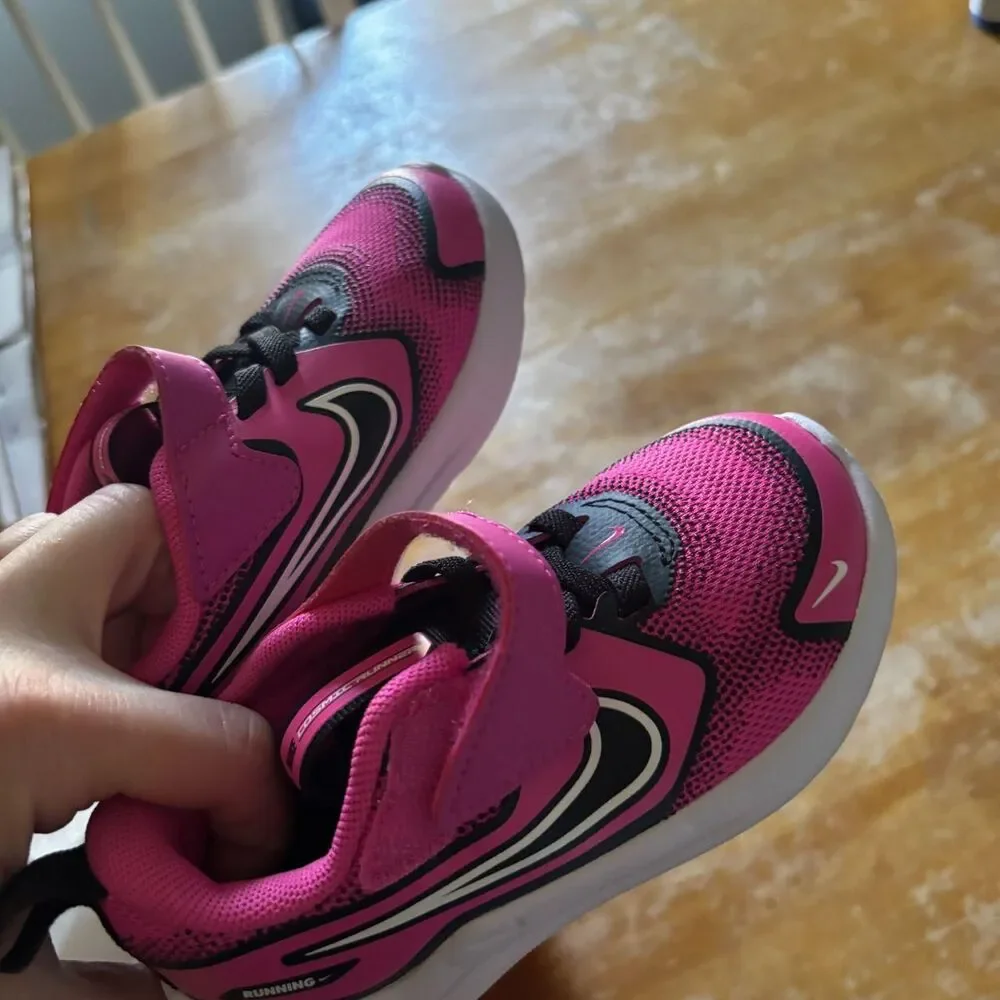 Nike Women's Pink and Black Trainers